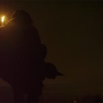 stillbilde - rex barbaricum - folkevandring - mørkt bilde av en med fakkel